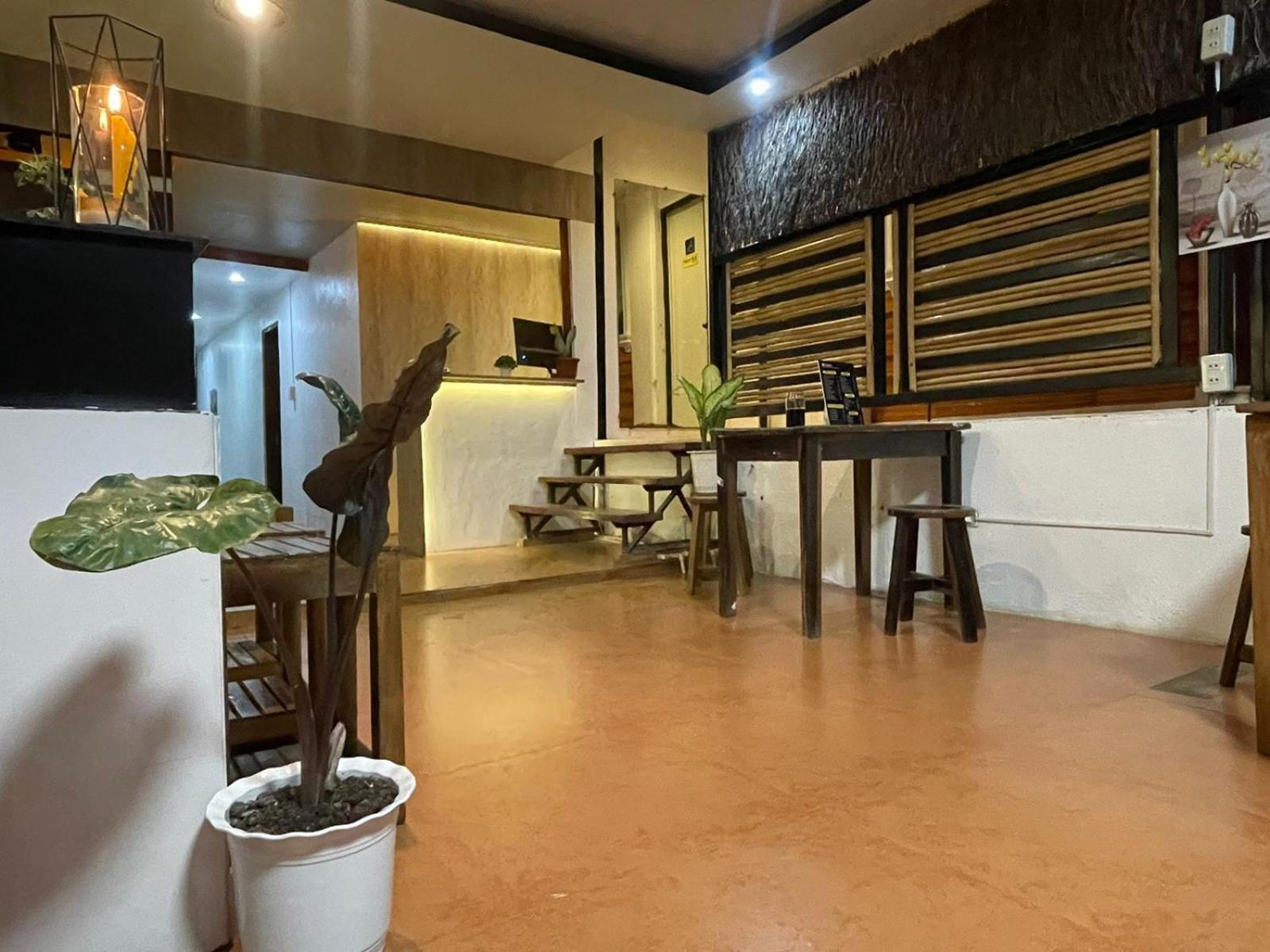 Trail Inn Puerto Princesa Esterno foto